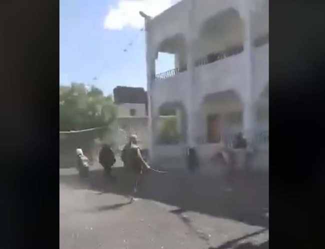 شاهد .. حوثيون يعتدون على طالبات مدرسة همدان لمنعهن من الإحتفال بذكرى 26 سبتمبر